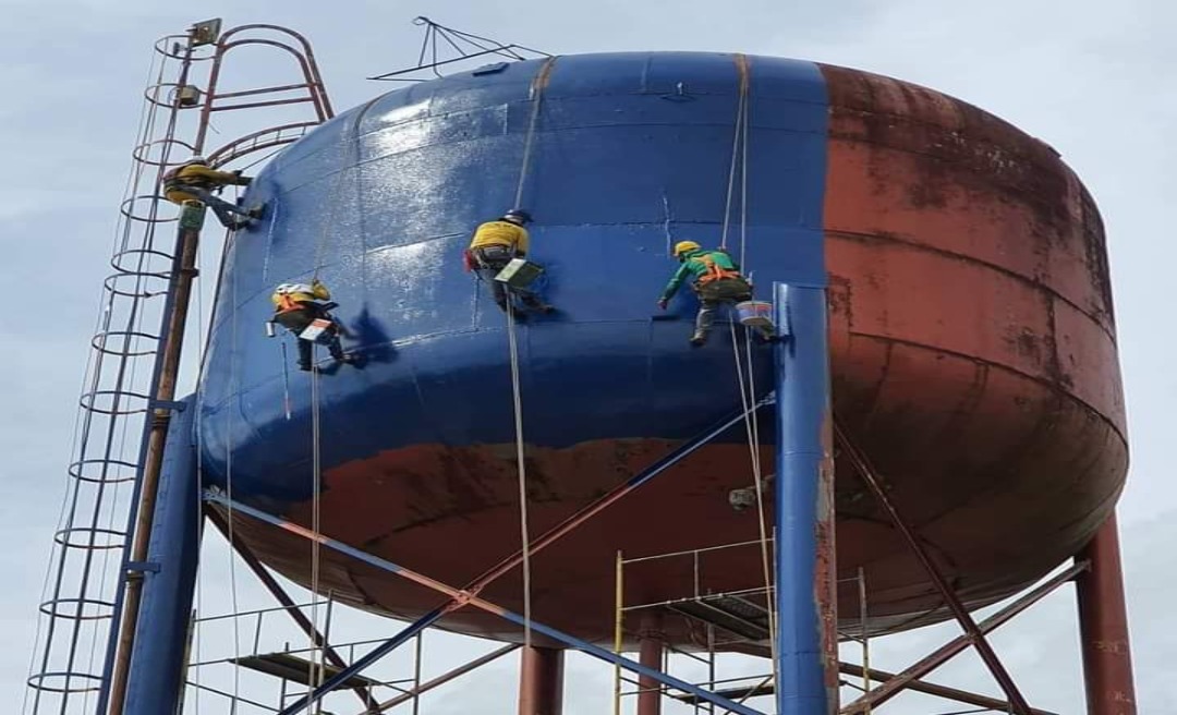 Caixa d'água do Seis de Agosto é pintada de azul e vira objeto de piada por semelhança com botija da Fogás